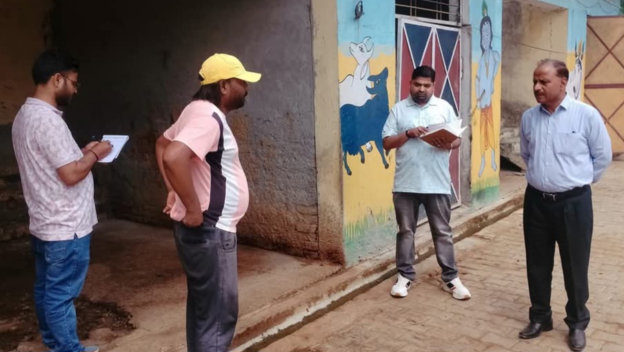 जिलाधिकारी ने किया न्यूरिया हुसैनपुर स्थित गौ संरक्षण केंद्र का औचक निरीक्षण 1 1000528539