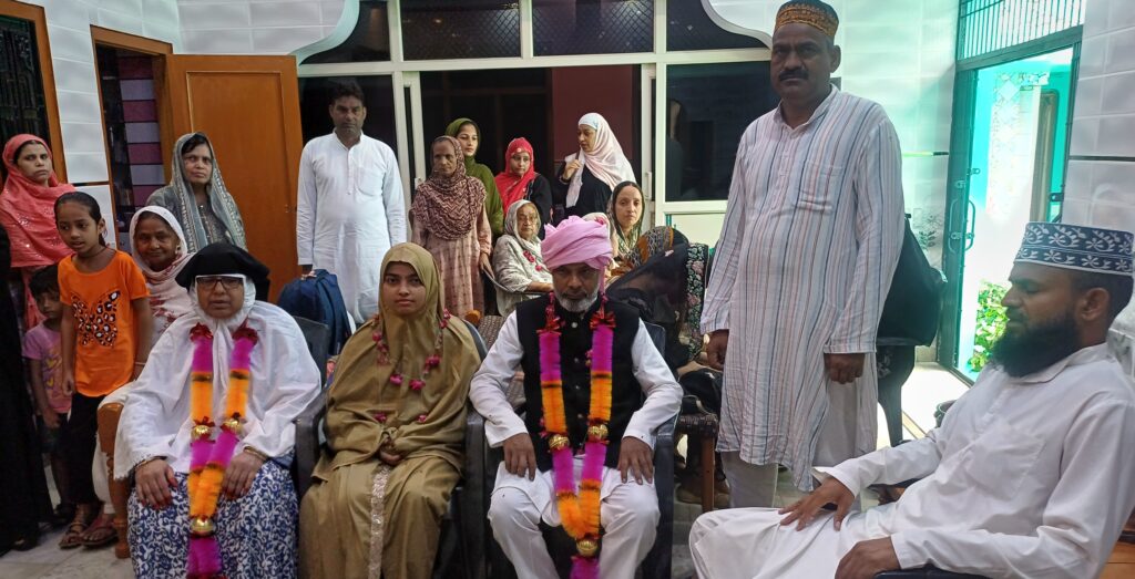 न्यूरिया से हज पर रवाना हुआ पहला जत्था, विदाई में उमड़ा जनसैलाब 1 20250505 083541
