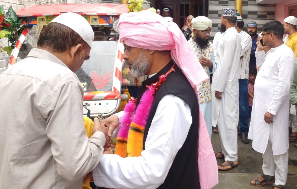 न्यूरिया से हज पर रवाना हुआ पहला जत्था, विदाई में उमड़ा जनसैलाब 3 20250505 084444