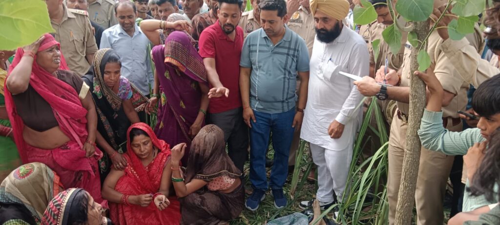 गन्ने के खेत में बाघ का हमला, किसान की मौत, गन्ने के खेत में मिला शव, मौके पर पहुंचे डीएम, 1 1000601939