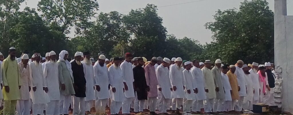 ईदगाह में अदा हुई बकरीद की नमाज, दुआओं में उठे हजारों हाथ,भीषण गर्मी में छबील लगाकर बांटा गया शरबत व ठंडा पानी। 2 20250607 083010