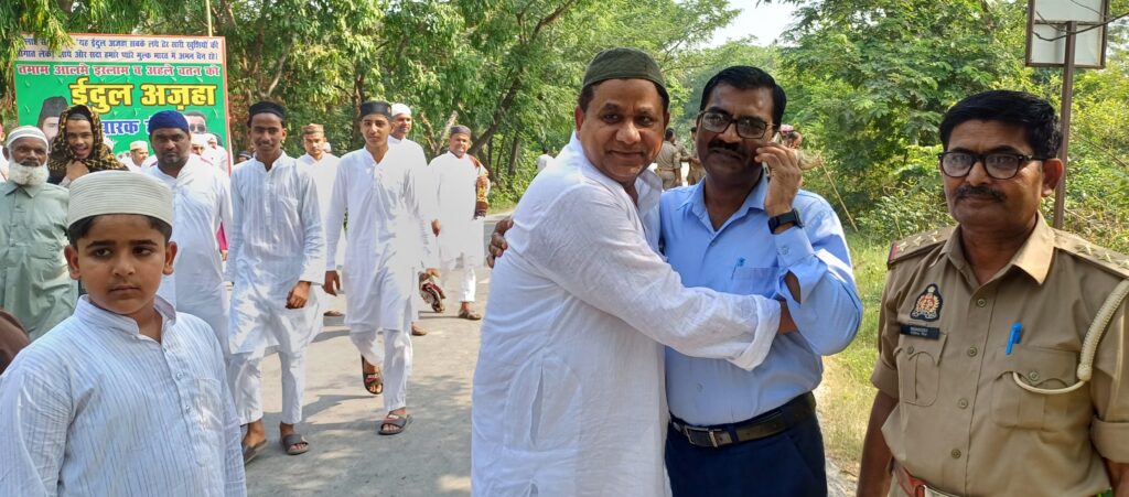 ईदगाह में अदा हुई बकरीद की नमाज, दुआओं में उठे हजारों हाथ,भीषण गर्मी में छबील लगाकर बांटा गया शरबत व ठंडा पानी। 1 20250607 085145 1